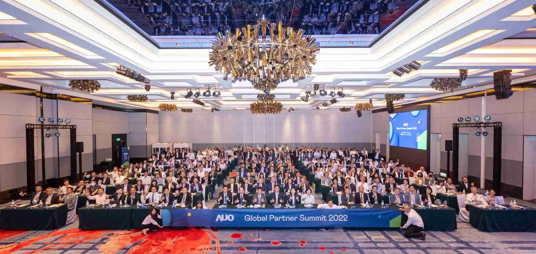 友達推動「安心、、、創新、、、用心、、同心、、、盡心」五星職旅，，，，為菲籍員工打造全方位照護，，，首度贏得「人權實踐與發展領袖獎」殊榮