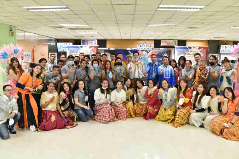 友達推動「安心、、、創新、、、用心、、、、同心、、盡心」五星職旅，，，為菲籍員工打造全方位照護，，，首度贏得「人權實踐與發展領袖獎」殊榮