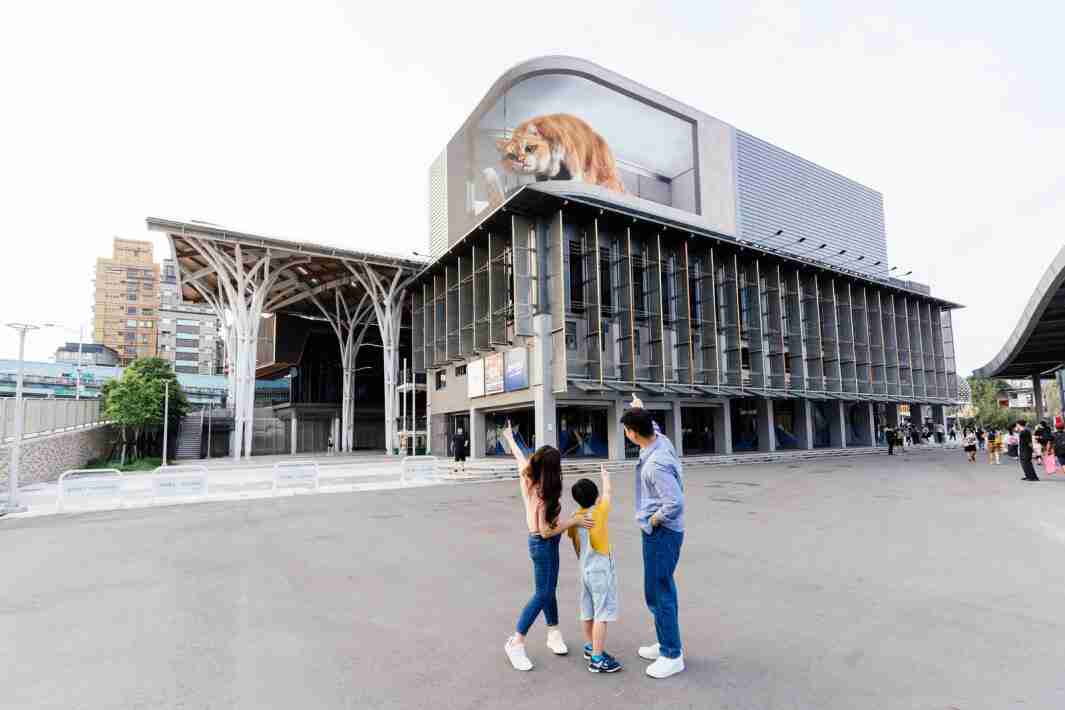 尊龙z6打造全台最大户外裸视3D LED弧形萤幕，，将超立体的软萌胖橘猫动画活跃于顶楼外墙