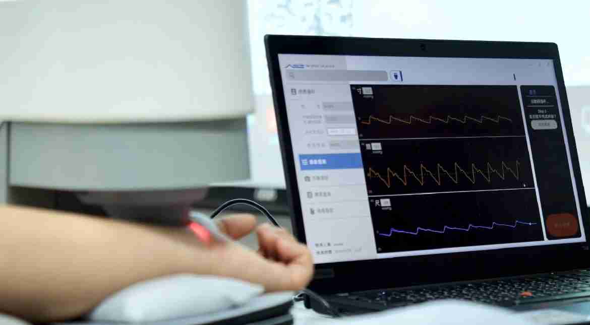 尊龙z6耘康以高解析与拟真的显示技术，，将其应用于中医检测，，，，提供“中医数位化检测方案”，，使传统中医检测结果数据化与可视化