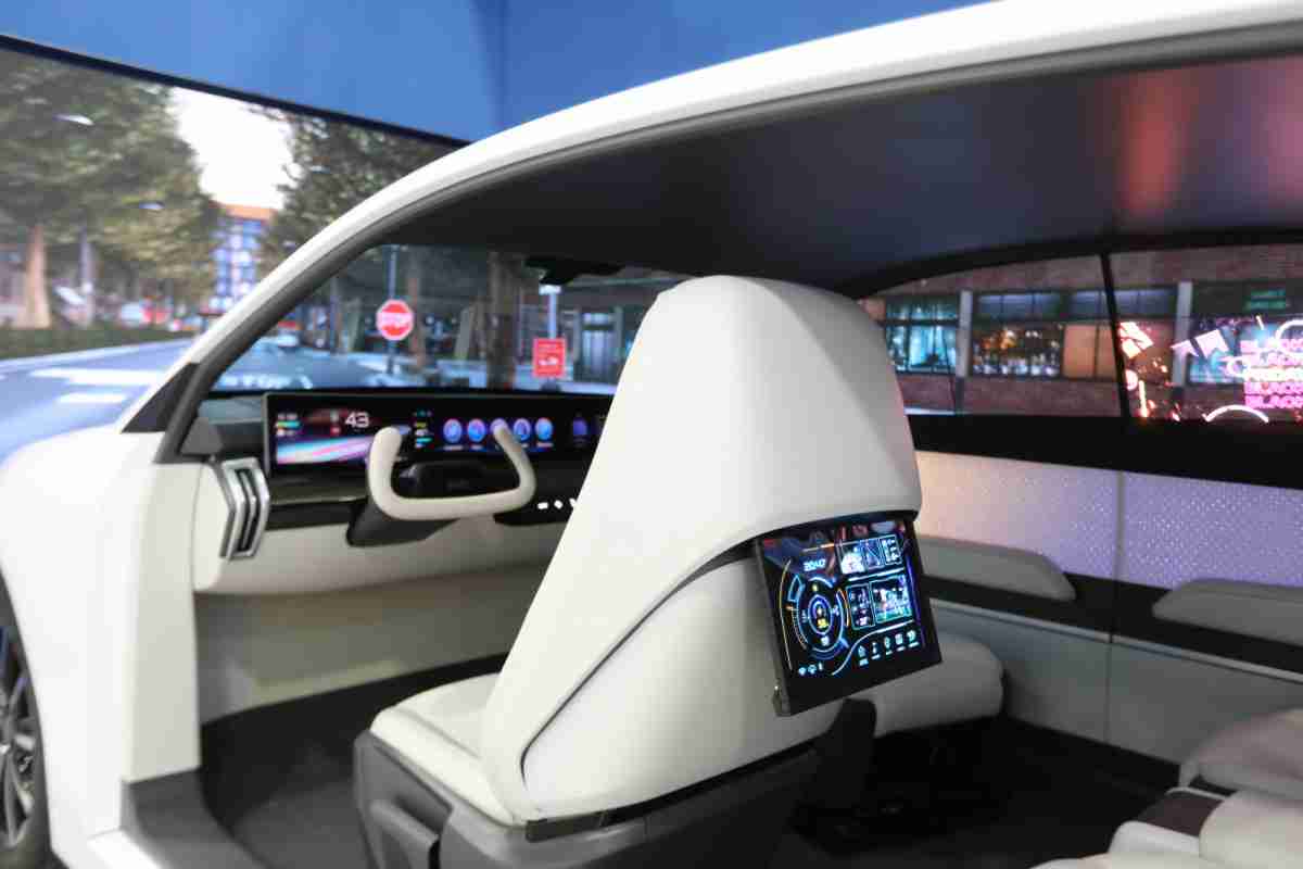 尊龙z6的「可卷式后座娱乐显示器」加强后座乘客的感官体验，，，并保有个性化设计，，可依使用偏好进行动态调整。。。。