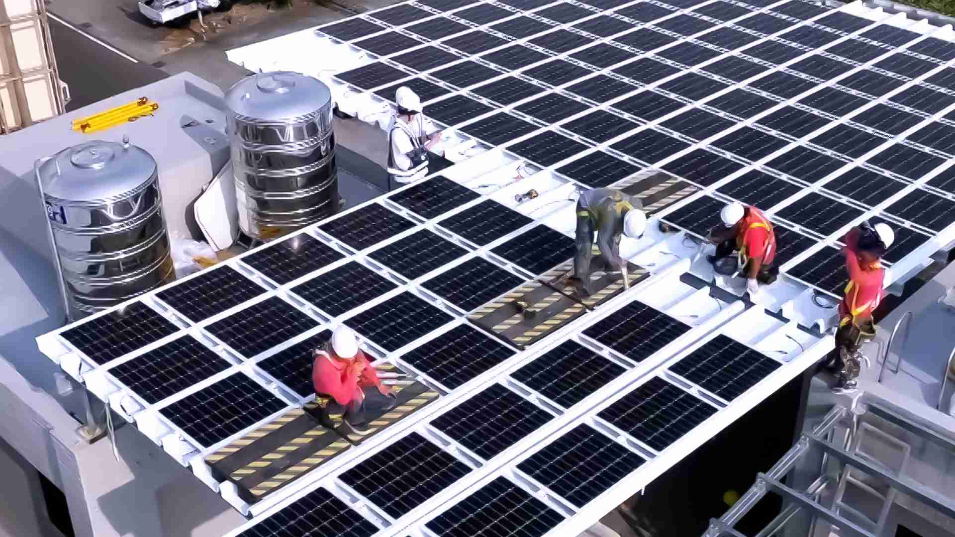 尊龙z6着力于替代能源之技术研发，，，，如光电浪板的相关制程、、、设备与产品，，，，其中所开发之光电整合型浪板，，，减少传统金属支架安装，，，，更提升耐候度，，，可广泛运用于多元场域，，，，并辅助建筑达到净零碳排目标