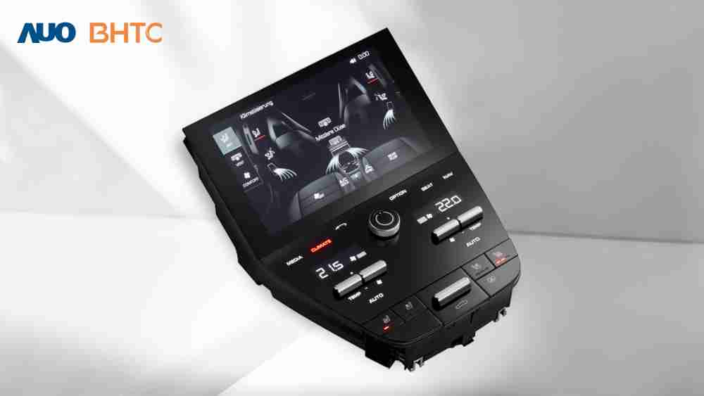 作為友達新生力軍，，，，BHTC所展示的中央與後座鞍部的Display HMI產品，，，，可處理多區恆溫控制、、、、顯示畫面，，，，呈現仿真3D車室分區；以力傳感技術精準傳遞觸感，，並結合音量及震動反饋，，，防止意外啟動，，提供使用者自然流暢、、直觀且輕鬆駕馭的舒適介面