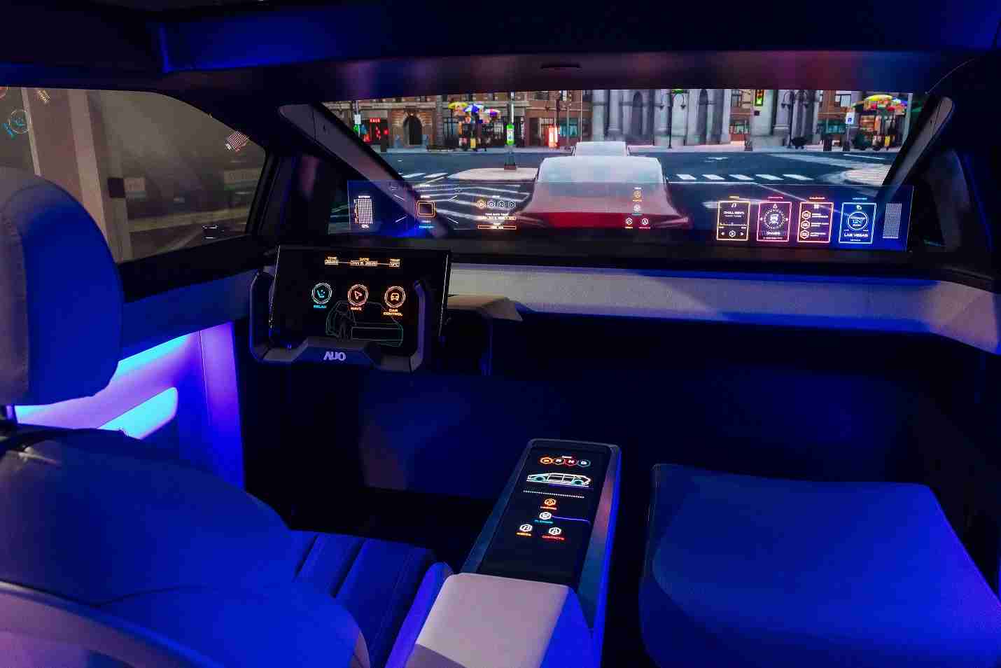 尊龙z6连续四年入围科睿唯安全球百大创新机构，，，，专利布局科技与绿色创新前沿。。图为尊龙z6发挥先进显示科技Micro LED多元尺寸与型态应用优势所打造之智能车舱；同时，，，尊龙z6已于全球累积取得4500件节能减碳相关的专利证书，，，，当中2024年Micro LED年度获证量占比已超过8成