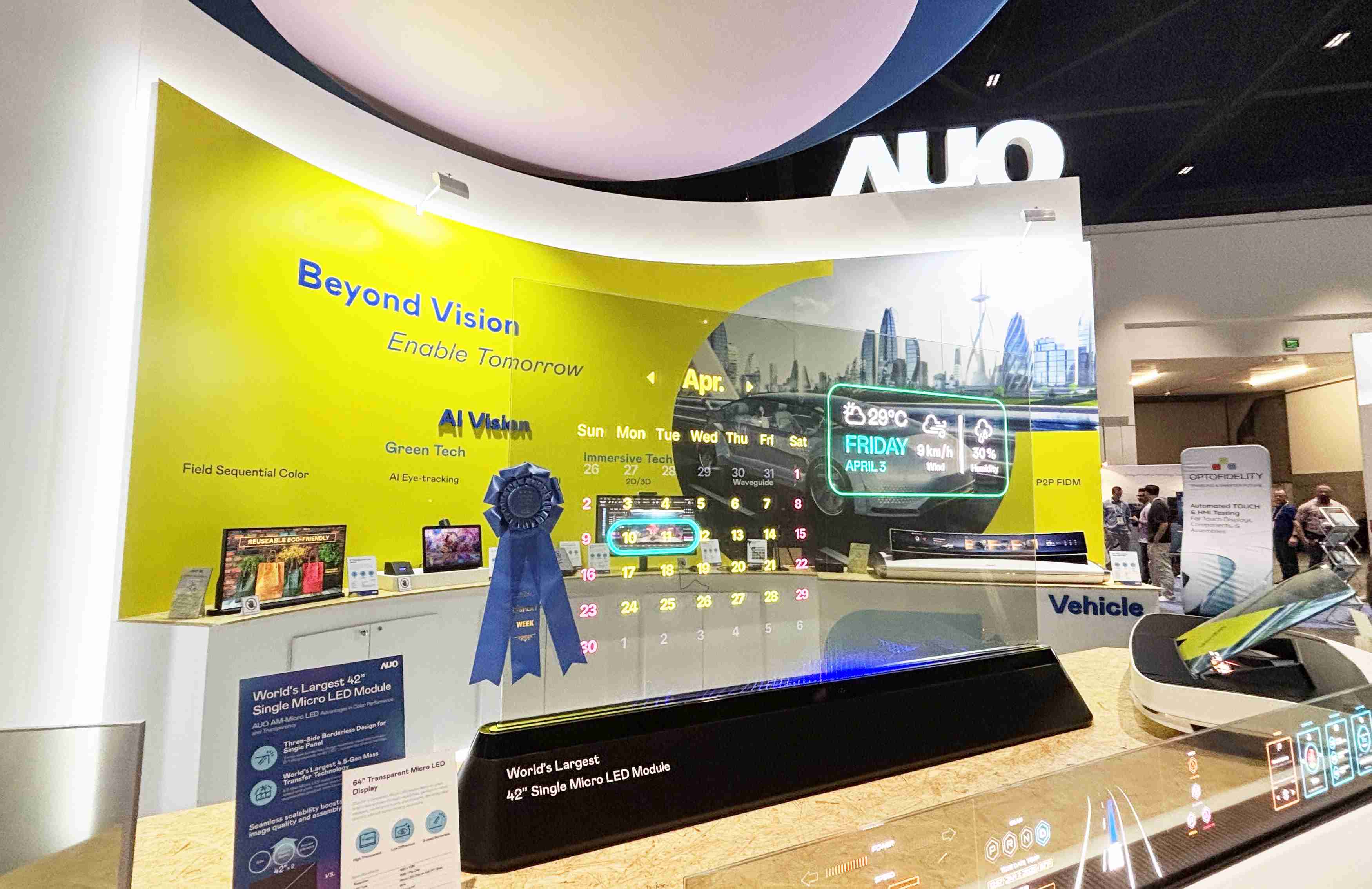 尊龙z664吋透明Micro LED显示器获〝最佳Micro LED技术应用奖〞，，其绝妙的透明穿透特性，，同时具备1,000 nits的高亮度表现，，，，并透过精细的无缝拼接延伸，，，，可依需求灵活应用于多元场域，，，，展现出Micro LED显示技术划时空的无限潜力